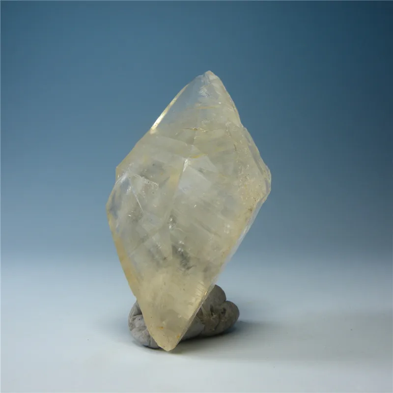 Kistler natural mineral calcite mineral specimen collection of teaching science without the original stone processing
Kistler natural mineral calcite mineral specimen collection of teaching science without the original stone processing