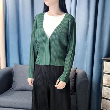 Fold 2019 spring new solid color thin V collar a short buckle jacket long sleeved large size
Fold 2019 spring new solid color thin V collar a short buckle jacket long sleeved large size