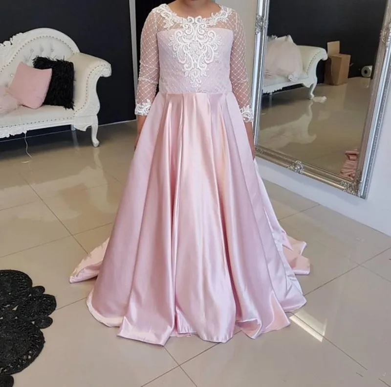 New Long Satin Flower Girl Dress with Pleats Lace Appliques Sweep Train Open Back Kids Formal Wears Custom Made Princess Dress
New Long Satin Flower Girl Dress with Pleats Lace Appliques Sweep Train Open Back Kids Formal Wears Custom Made Princess Dress