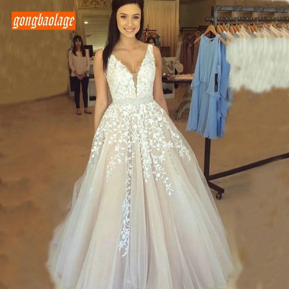 Elegant Beach Boho Wedding Gowns Customized 2020 V-Neck Tulle A-Line Wedding Dress Long Lace Appliqued Sleeveless Bridal Dresses
Elegant Beach Boho Wedding Gowns Customized 2020 V-Neck Tulle A-Line Wedding Dress Long Lace Appliqued Sleeveless Bridal Dresses