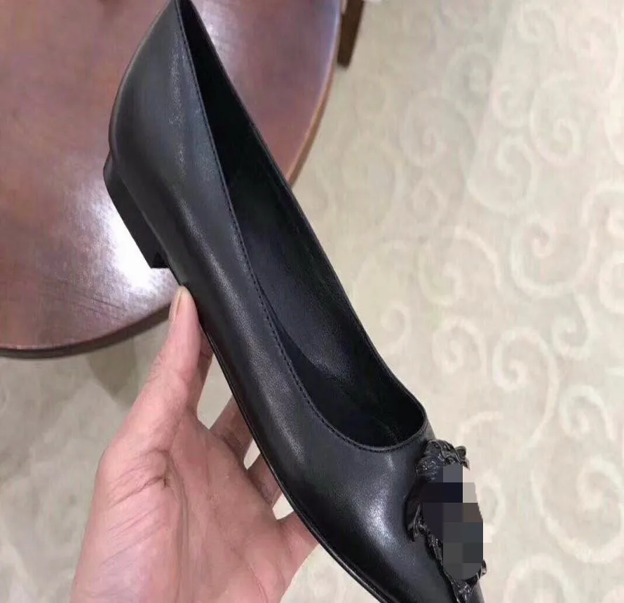 Spring and Autumn New Fashion Leather Sharp Queen Medusa Head Shoe
Spring and Autumn New Fashion Leather Sharp Queen Medusa Head Shoe