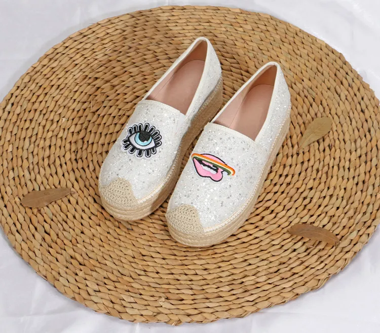 Brand Low Top Chic Shoes Sequined Cloth Shoes Woman Platform Flats Chaussures Femme Bling Big Eye Embroider Casual Women Flats 
Brand Low Top Chic Shoes Sequined Cloth Shoes Woman Platform Flats Chaussures Femme Bling Big Eye Embroider Casual Women Flats