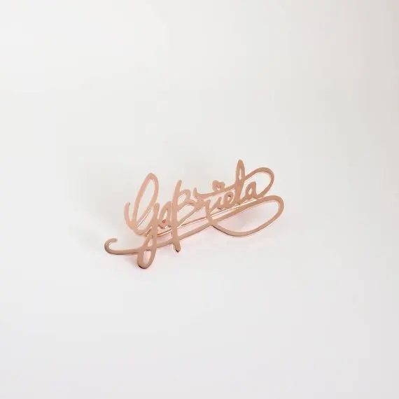 DUOYING Personalized Custom Letter Brooch For Women Accessories Rose Gold Stainless Steel Handwritten Signature Brooch Gift
DUOYING Personalized Custom Letter Brooch For Women Accessories Rose Gold Stainless Steel Handwritten Signature Brooch Gift