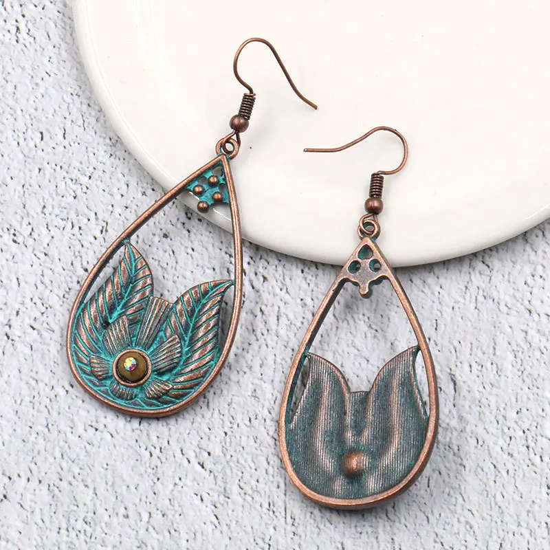 Vintage Waterdrop Earrings Bohemian Hollow Engraving Floral Leaf Charm Earring Handmade Drop Shape Dangle Earings Boho Jewelry
Vintage Waterdrop Earrings Bohemian Hollow Engraving Floral Leaf Charm Earring Handmade Drop Shape Dangle Earings Boho Jewelry