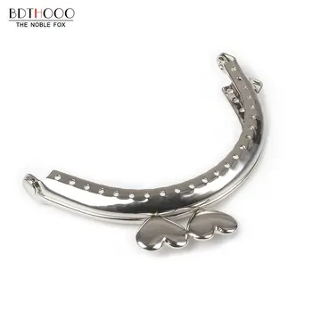 BDTHOOO 8.5cm Metal Purse Frame Handle for Clutch Handbag Making Kiss Clasp Lock Antique Bronze Tone Bags Hardware Accessories
BDTHOOO 8.5cm Metal Purse Frame Handle for Clutch Handbag Making Kiss Clasp Lock Antique Bronze Tone Bags Hardware Accessories