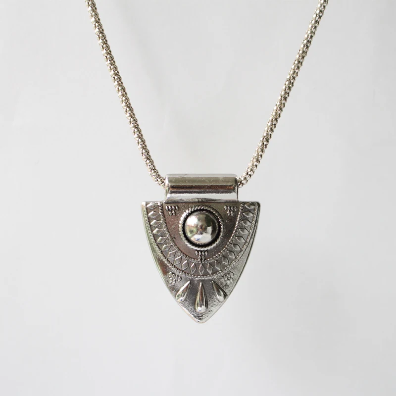 Women Vintage Pretty Carving Metal Alloy Pendant Necklace Geometric Triangle Pendant Necklace Jewelry Ethnic Choker Necklace
Women Vintage Pretty Carving Metal Alloy Pendant Necklace Geometric Triangle Pendant Necklace Jewelry Ethnic Choker Necklace