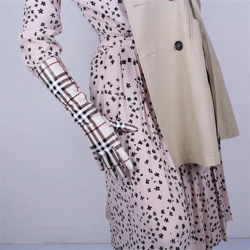 New Patent Leather PU Gloves Female England Plaid Simulation Leather Bright Leather Woman's Gloves Cosplay Dance Party P1370-1
New Patent Leather PU Gloves Female England Plaid Simulation Leather Bright Leather Woman's Gloves Cosplay Dance Party P1370-1