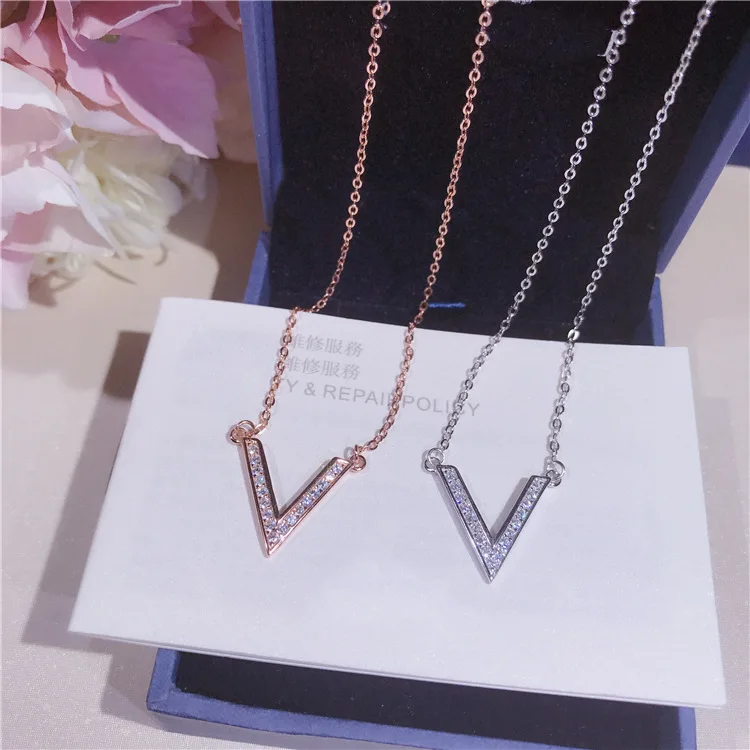 Fashion Simple Designer Full Zircon Decorative Letter V Pendant Pure 925 Sterling Silver Necklace Hot Women Collar Necklace
Fashion Simple Designer Full Zircon Decorative Letter V Pendant Pure 925 Sterling Silver Necklace Hot Women Collar Necklace