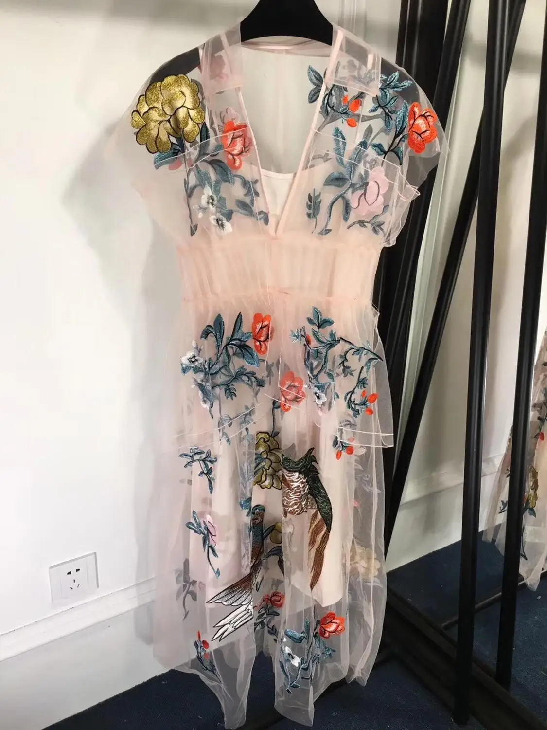 High Quality Elegant Flower Bird Embroidery 2019 Women Clothes Short Sleeve Sexy Transparent Patchwork Mesh Vinatge Dress
High Quality Elegant Flower Bird Embroidery 2019 Women Clothes Short Sleeve Sexy Transparent Patchwork Mesh Vinatge Dress