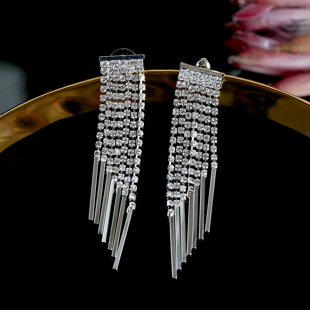 Pendientes de circonita con flecos geometricos, joyeria de plata pendientes de novia.
Pendientes de circonita con flecos geometricos, joyeria de plata pendientes de novia.