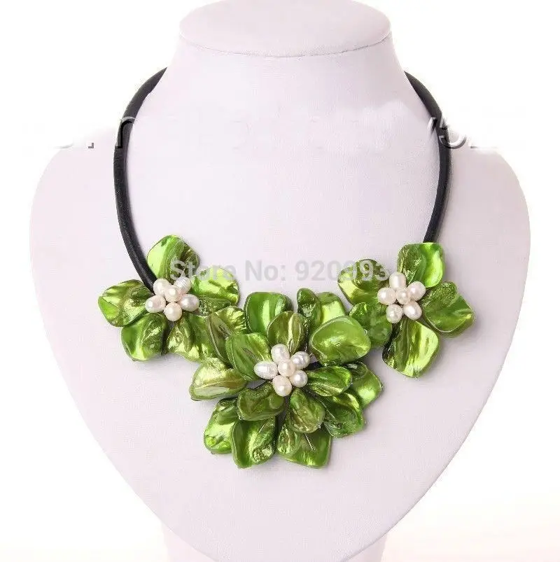 Wholesale Free P&P****classic white baroque cultured pearl green shell flower leather necklace 
Wholesale Free P&P****classic white baroque cultured pearl green shell flower leather necklace