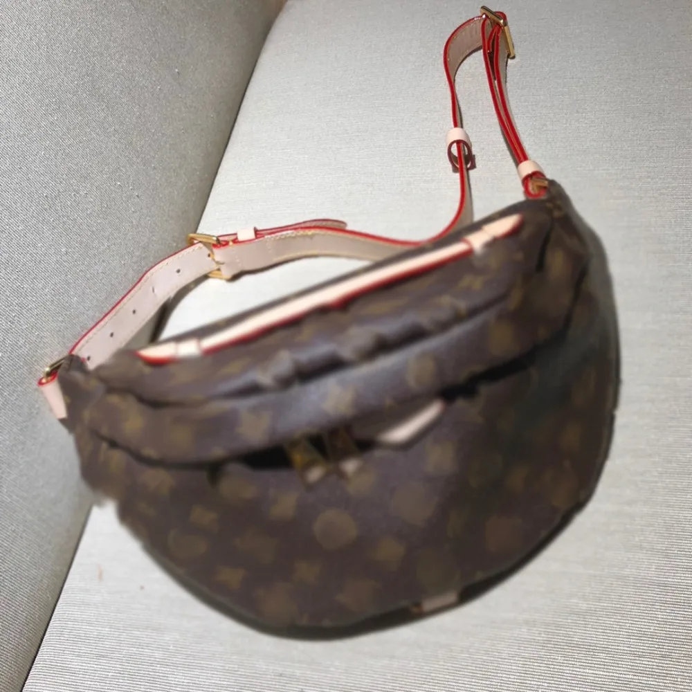 The latest fashion unisex pockets Size: 37*14*13cm