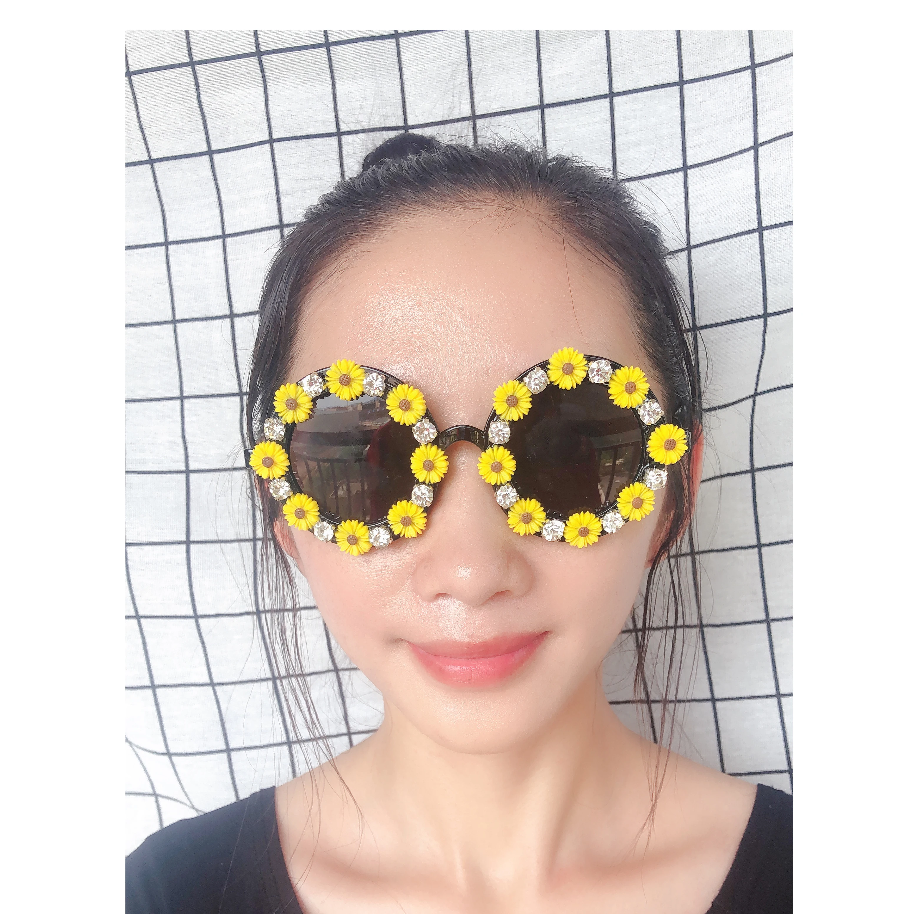 Handmade Sunglasses Luxury Women Flower Sun Glasses UV400 Diamond Small Round Eyewear Bees Design Eyeglasses Gafas de sol
Handmade Sunglasses Luxury Women Flower Sun Glasses UV400 Diamond Small Round Eyewear Bees Design Eyeglasses Gafas de sol
