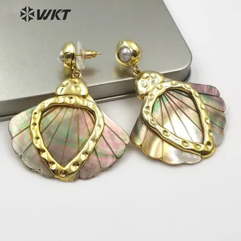 WT-E500 Black Sea Shell Earring Jewelry Round Pearl Post Stud With Handmade Carved Skirt Shape Shell Pendant Gold Trim Earring
WT-E500 Black Sea Shell Earring Jewelry Round Pearl Post Stud With Handmade Carved Skirt Shape Shell Pendant Gold Trim Earring