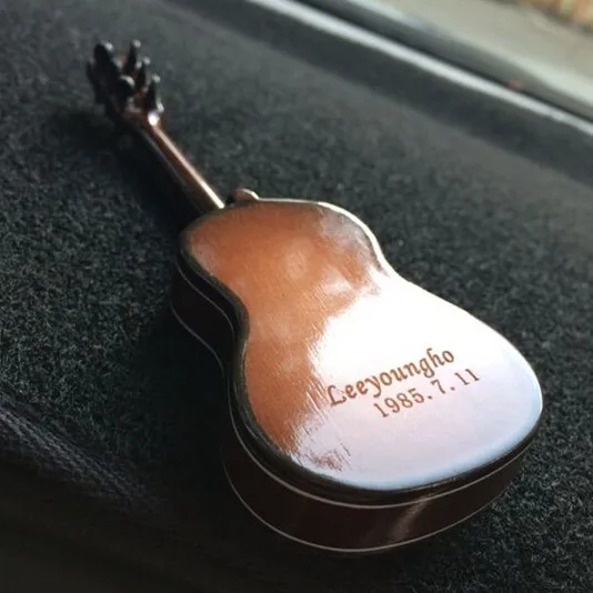 Personalized Miniature Violin Guitar Model Replica with Stand and Case Mini Musical Instrument Ornaments Christmas
Personalized Miniature Violin Guitar Model Replica with Stand and Case Mini Musical Instrument Ornaments Christmas