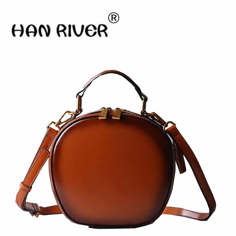 The new version of the new leather handbag is a simple and stylish handbag with a single shoulder bag
The new version of the new leather handbag is a simple and stylish handbag with a single shoulder bag