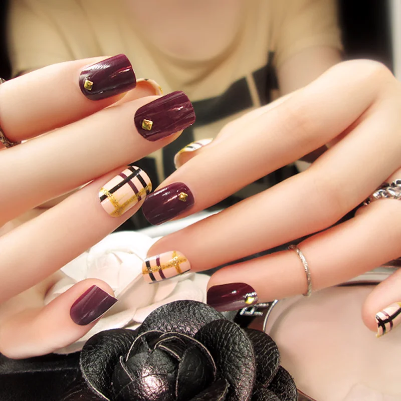 24Pcs/ Set French Style Fake Nail with Glitter Acrylic Full Cover Fashion Red False Nails Black White Line Square Nail Art Salon
24Pcs/ Set French Style Fake Nail with Glitter Acrylic Full Cover Fashion Red False Nails Black White Line Square Nail Art Salon