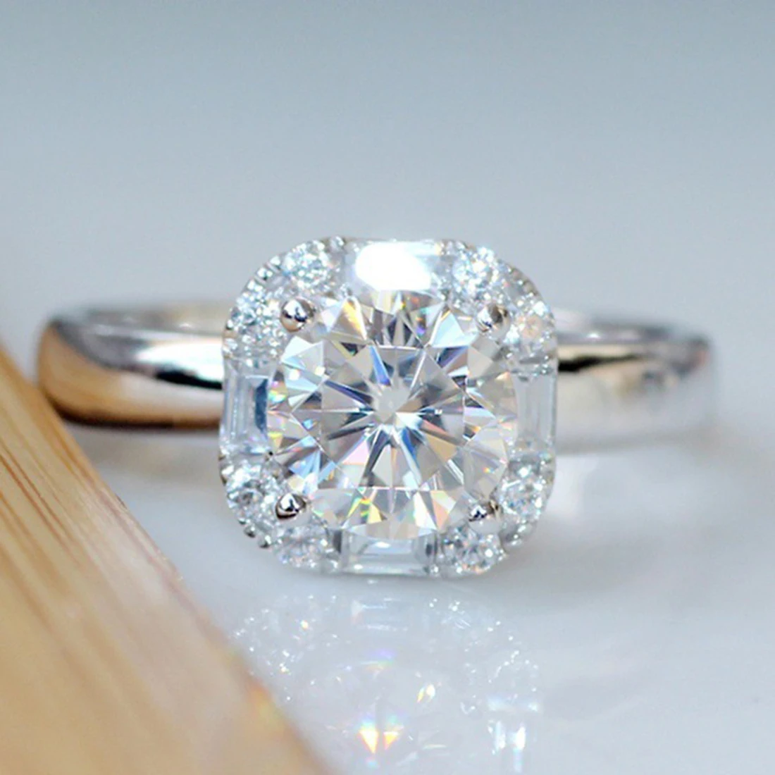 New Fashion Big CZ Zircon Stone Silver Wedding Engagement Rings for Women Best Gift Fashion Jewelry
New Fashion Big CZ Zircon Stone Silver Wedding Engagement Rings for Women Best Gift Fashion Jewelry
