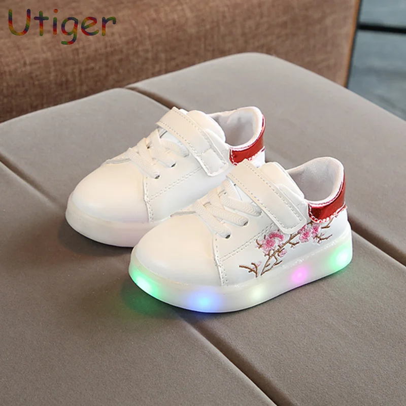 Girls Light Up Sneakers Children Luminous LED Embroider Shoes Casual Flat Baby Print Shoes with light Kids Glowing Sneaker
Girls Light Up Sneakers Children Luminous LED Embroider Shoes Casual Flat Baby Print Shoes with light Kids Glowing Sneaker