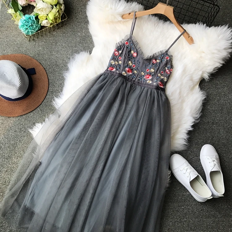 2019 Women Spring Floral Embroidery Strap Banquet Party Ball Dresses Mesh Pleated Long Fluffy Dress Summer vestido de fiesta
2019 Women Spring Floral Embroidery Strap Banquet Party Ball Dresses Mesh Pleated Long Fluffy Dress Summer vestido de fiesta