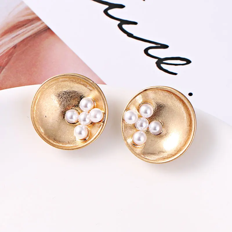 KOMi New Vintage Metal Matte Wafer Round Simulated Pearl Stud Earrings For Women Round Party Jewelry Fashion Brincos B20217
KOMi New Vintage Metal Matte Wafer Round Simulated Pearl Stud Earrings For Women Round Party Jewelry Fashion Brincos B20217