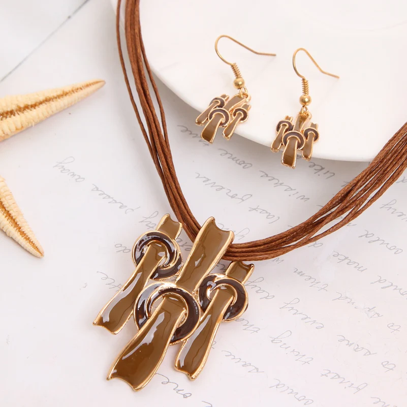 Famous Brand Jewelry Sets Multi Ropes Chain with Coffee Enamel Geometric Pendant Boho Necklace and Geometric Stud Earrings Women
Famous Brand Jewelry Sets Multi Ropes Chain with Coffee Enamel Geometric Pendant Boho Necklace and Geometric Stud Earrings Women