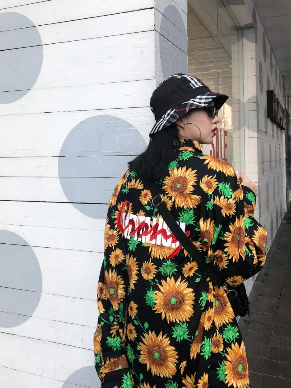 Retro sunflower embroidery letters loose big code lazy long sleeved shirt BF shirts for men and women alike
Retro sunflower embroidery letters loose big code lazy long sleeved shirt BF shirts for men and women alike