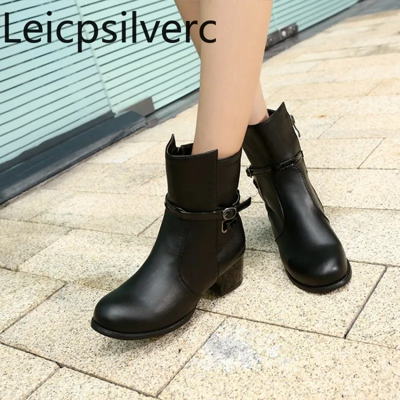 Women's Boots Autumn And Winter The New fashion Round head zipper Thick heel Low-heeled Short tube Women's shoes plus size 32-48
Women's Boots Autumn And Winter The New fashion Round head zipper Thick heel Low-heeled Short tube Women's shoes plus size 32-48