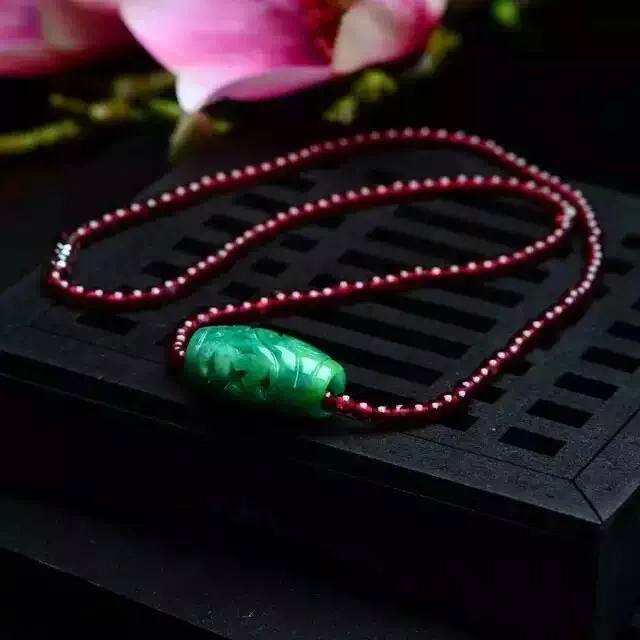 Green, the original stone Pure manual sculpture hollow out long beads pendant Tie-in garnet necklace Elegant woman style
Green, the original stone Pure manual sculpture hollow out long beads pendant Tie-in garnet necklace Elegant woman style