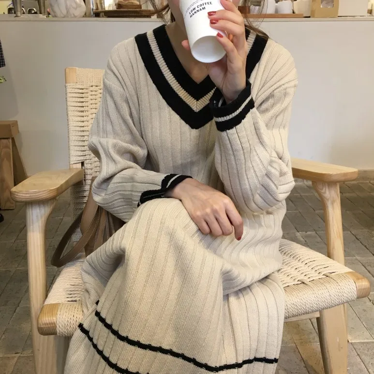 Fashion V-neck longsleeved knit dress autumn winter models solid color loose retro over the knee lazy wind Wild long dressFemale
Fashion V-neck longsleeved knit dress autumn winter models solid color loose retro over the knee lazy wind Wild long dressFemale