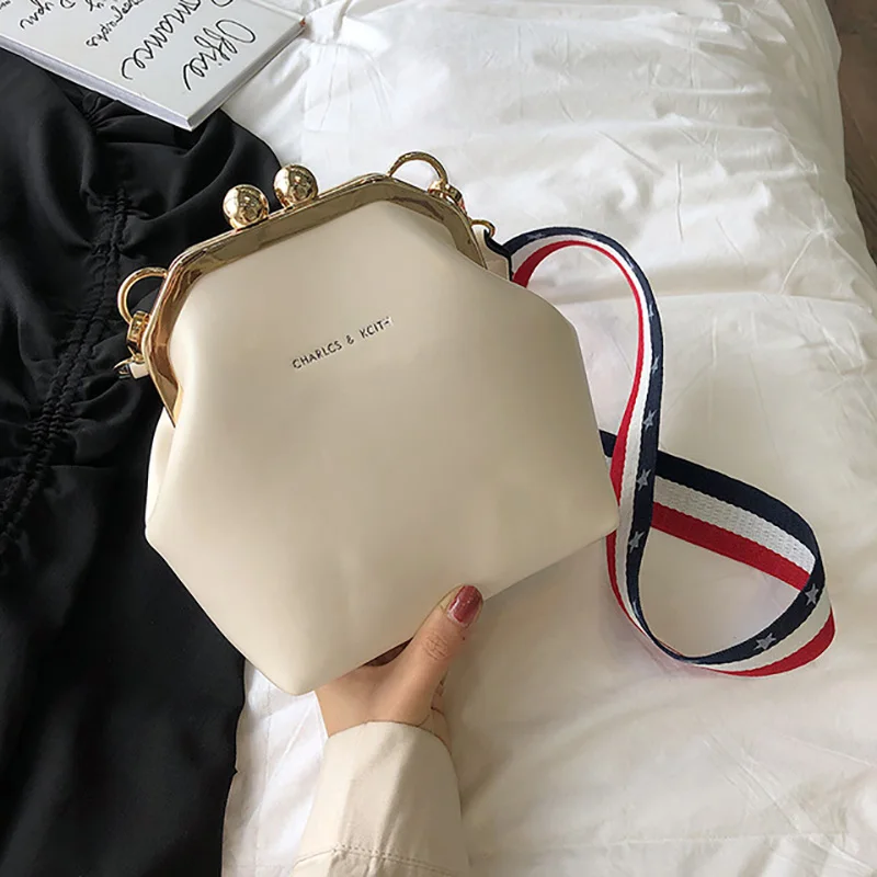 Designer Small Square Bags Women Shoulder Messenger Bags Luxury Casual Wide Shoulder Metal Clip Bag 2019 Phone Purse Black
Designer Small Square Bags Women Shoulder Messenger Bags Luxury Casual Wide Shoulder Metal Clip Bag 2019 Phone Purse Black