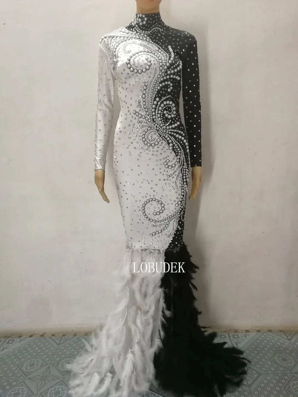 Fashion Black White Feathers Pearls Long Dress Rhinestones Fishtail Dress Evening Party Women Singer Host Stage Outfit Costume
Fashion Black White Feathers Pearls Long Dress Rhinestones Fishtail Dress Evening Party Women Singer Host Stage Outfit Costume