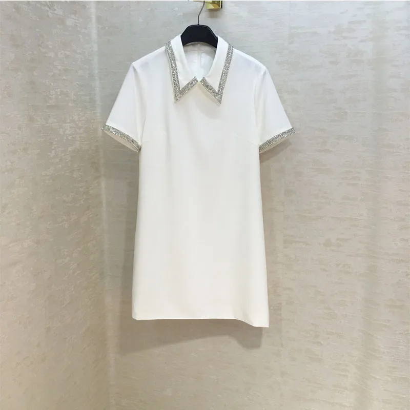 Black and white neckline with a circle of diamonds and decorative short-sleeved dresses
Black and white neckline with a circle of diamonds and decorative short-sleeved dresses