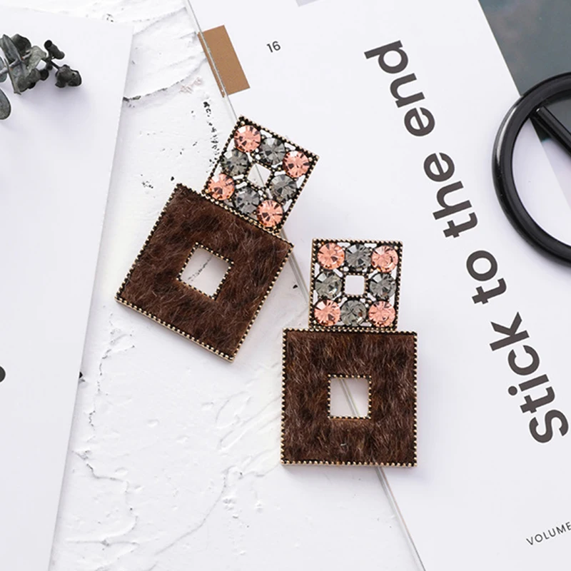 2019 New Fashion Simple Hollow Full Color Zircon Leopard Suede Box Double Square Stud Earrings for Women Holiday Party Jewelry
2019 New Fashion Simple Hollow Full Color Zircon Leopard Suede Box Double Square Stud Earrings for Women Holiday Party Jewelry