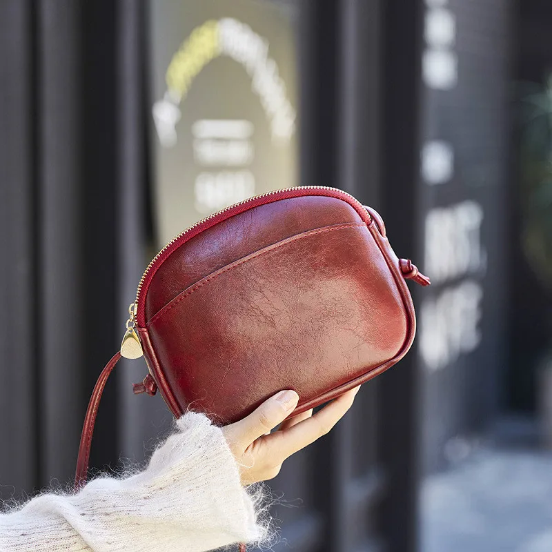 2019 spring and summer latest shell simple MINI soft leather shoulder 20X17X8CM solid color fashion Messenger bag
2019 spring and summer latest shell simple MINI soft leather shoulder 20X17X8CM solid color fashion Messenger bag