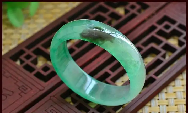 Myanmar ice through the floating green jade bracelet ice jade emerald light green jade bracelet
Myanmar ice through the floating green jade bracelet ice jade emerald light green jade bracelet