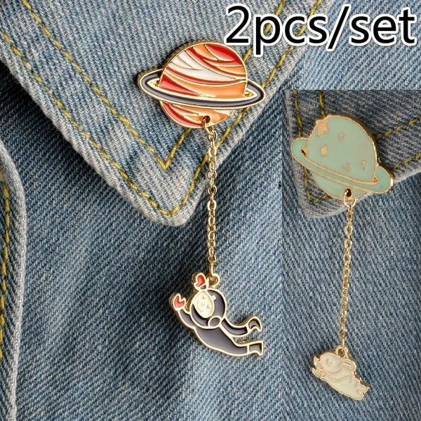 2pcs/set Vintage Designer Enamel Spaceman Planet Rabbit Planet Charm Costume Brooch Pins DIY Apparel Sewing Badges
2pcs/set Vintage Designer Enamel Spaceman Planet Rabbit Planet Charm Costume Brooch Pins DIY Apparel Sewing Badges