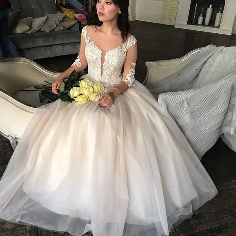 Vintage A Line Wedding Dresses With Three Quarter Length Sleeves Appliques Bridal Gowns Floor Length Elegant Russia Wedding Gown
Vintage A Line Wedding Dresses With Three Quarter Length Sleeves Appliques Bridal Gowns Floor Length Elegant Russia Wedding Gown