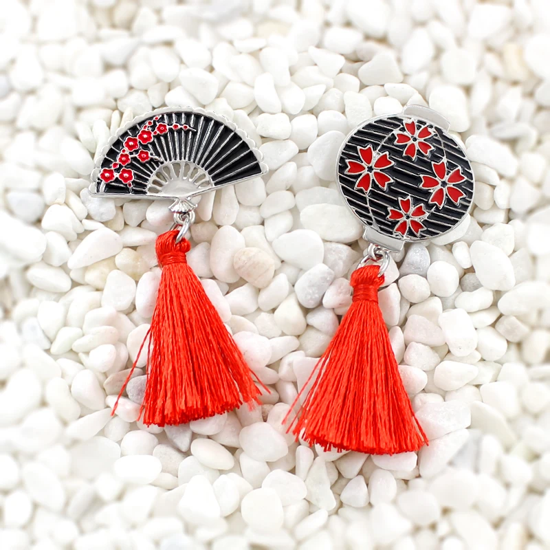 Chinese style Retro Sakura pin lantern Hand fan Red long tassel brooch Elegant ladies accessories Personality creative badge
Chinese style Retro Sakura pin lantern Hand fan Red long tassel brooch Elegant ladies accessories Personality creative badge