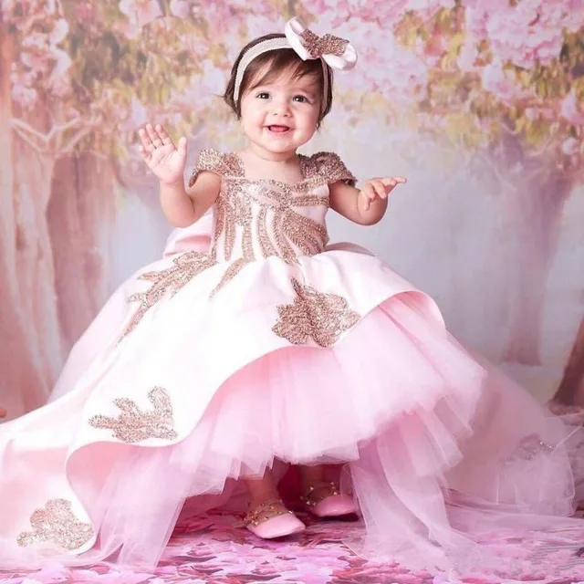 2018 Pink Baby Girls Birthday Dress Sweep Train Beaded Applique Kids Formal Wear Cute Bow Flower Girls Dresses Customized Size
2018 Pink Baby Girls Birthday Dress Sweep Train Beaded Applique Kids Formal Wear Cute Bow Flower Girls Dresses Customized Size