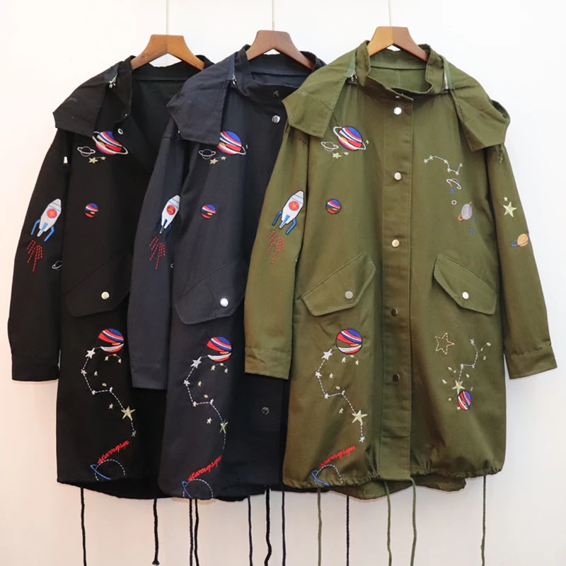 Women Spring Loose Hooded Embroidery Pattern Outwear Windbreaker Female Street Wear Overcoat Feminino Casaco Long Trench Coat
Women Spring Loose Hooded Embroidery Pattern Outwear Windbreaker Female Street Wear Overcoat Feminino Casaco Long Trench Coat