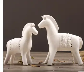 Nordic contracted white frosted porcelain Faust war horse table top wine cabinet office decoration smal wedding statue sculpture
Nordic contracted white frosted porcelain Faust war horse table top wine cabinet office decoration smal wedding statue sculpture