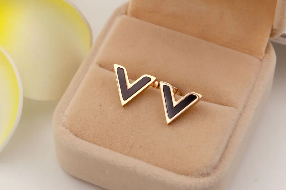 2019 hot sale earrings letter stud earrings, long-lasting style design fashion avant-garde wearing experience, let you feel conf
2019 hot sale earrings letter stud earrings, long-lasting style design fashion avant-garde wearing experience, let you feel conf