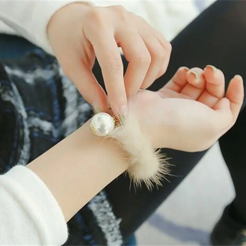 Imitation Pearl Pendant Fluffy Fur Bracelets for Women Cute Faux Fur Charm Bracelet Fashion Winter Jewelry Gifts
Imitation Pearl Pendant Fluffy Fur Bracelets for Women Cute Faux Fur Charm Bracelet Fashion Winter Jewelry Gifts