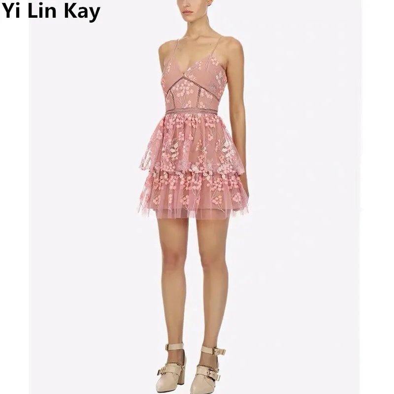 Yi Lin Kay 2019 New arrival High quality runway pink strap Lace dress women Mesh embroidery mini dress
Yi Lin Kay 2019 New arrival High quality runway pink strap Lace dress women Mesh embroidery mini dress