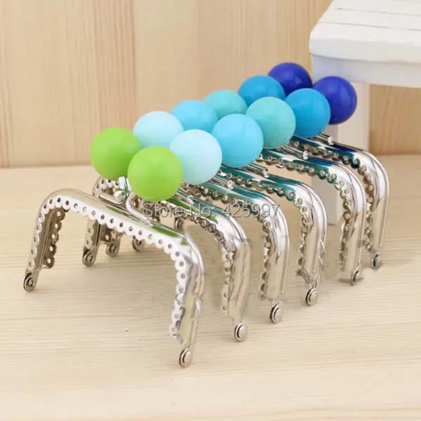 Freeshipping silver 8.5CM square Big Candy bead Metal-opening Bags,Vintage Craft Workshop Metal Purse frame Kiss Clasp 10pcs
Freeshipping silver 8.5CM square Big Candy bead Metal-opening Bags,Vintage Craft Workshop Metal Purse frame Kiss Clasp 10pcs