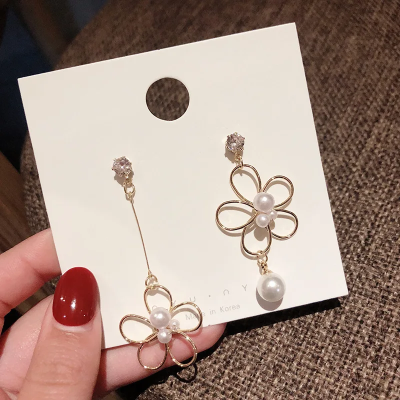 2019 Korean New Fashionable Temperament Long Unsymmetrical Pearl Petal Earrings Female Net Red Elegant Personality Earrings
2019 Korean New Fashionable Temperament Long Unsymmetrical Pearl Petal Earrings Female Net Red Elegant Personality Earrings