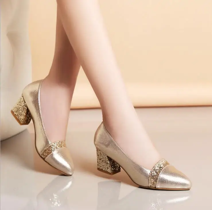 2018 spring new women's shoes pointed thick with medium and comfortable gold glitter shallow mouth large size shoes
2018 spring new women's shoes pointed thick with medium and comfortable gold glitter shallow mouth large size shoes
