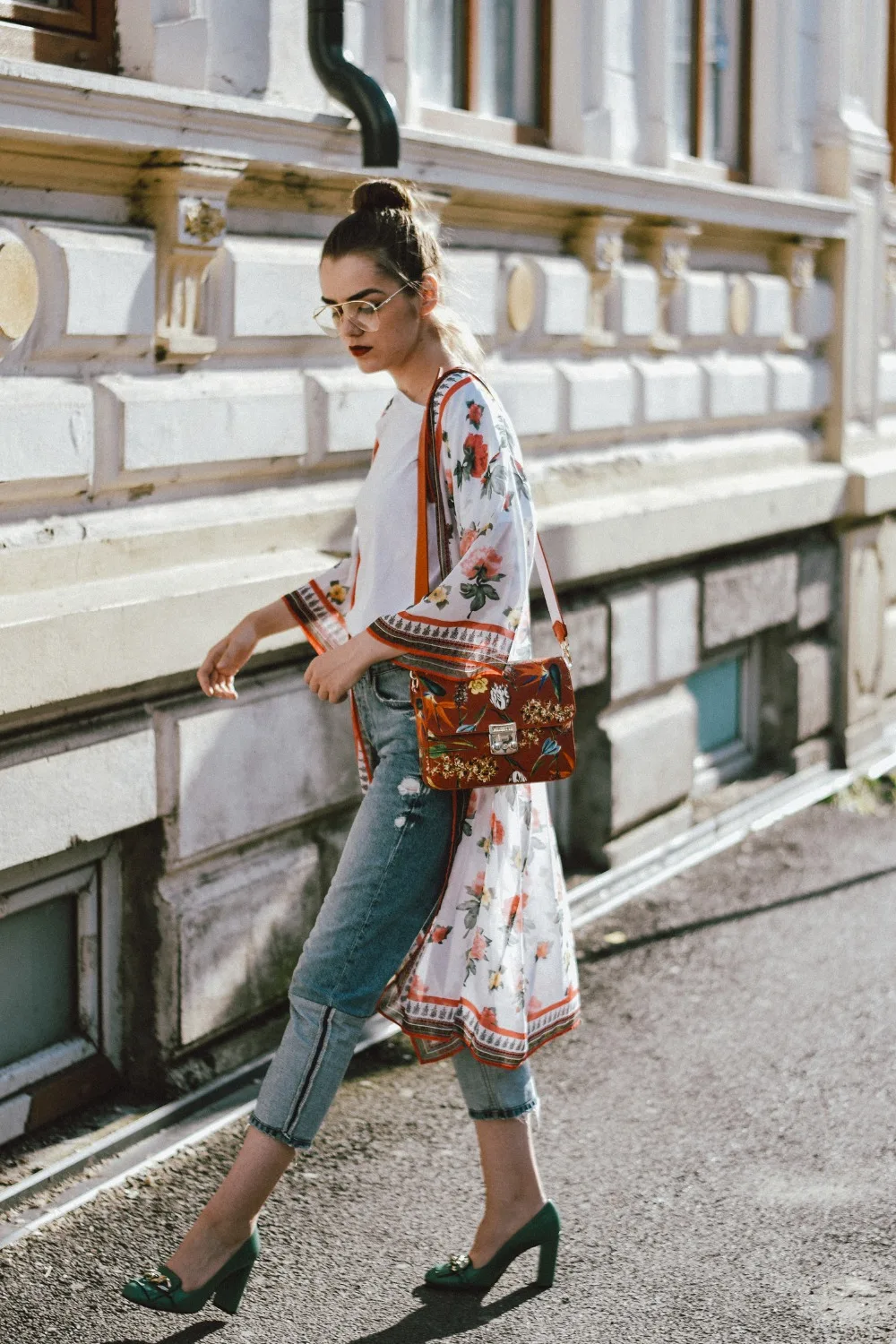 Floral-kimono-two-tone-boyfriend-jeans-green-gucci-pumps-floral-coral-bag-clear-lens-glasses-andreea-birsan-couturezilla-cute-summer-outfit-12