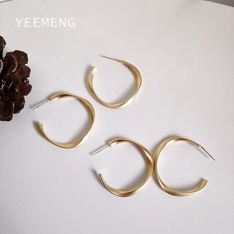 YEEMENG 3cm Diameter Matte Gold Open Twisted Hoop Earrings for Women Geometric Circle Hoops Minimalist Metal Small Earrings
YEEMENG 3cm Diameter Matte Gold Open Twisted Hoop Earrings for Women Geometric Circle Hoops Minimalist Metal Small Earrings